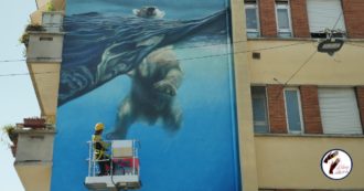 Copertina di Un orso polare tra i palazzi di Milano, un murales per sensibilizzare sul cambiamento climatico. L’opera dello street artist VIM a San Siro