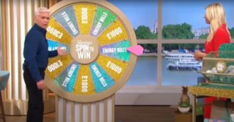 Copertina di Se vinci al quiz tv, ti pagano le bollette: ecco come funziona il gioco. Le pesanti critiche: “Risolviamo così i problema?”