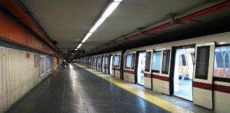 Copertina di “Attenti agli zingari”, l’ignobile annuncio agli altiparlanti della metro A di Roma. Atac: “Inaccettabile, il responsabile sarà sanzionato”