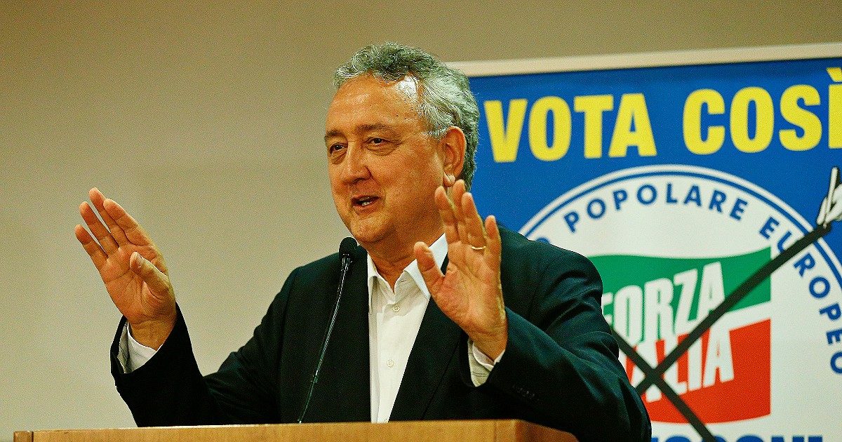 La Fina sospende Paolo Barelli, presidente Federnuoto, deputato e candidato di Forza Italia: pesa l’inchiesta interna sulle accuse di illeciti