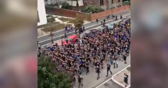 I tifosi della Dinamo Zagabria paralizzano mezza Milano: cori lungo le strade – Video
