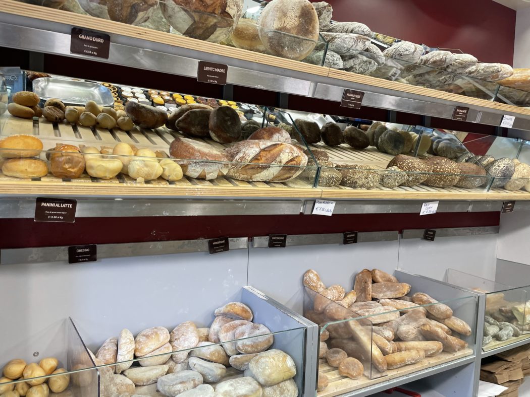 Nella panetteria di piazzale Baracca il costo del pane è arrivato a 6 euro al chilo