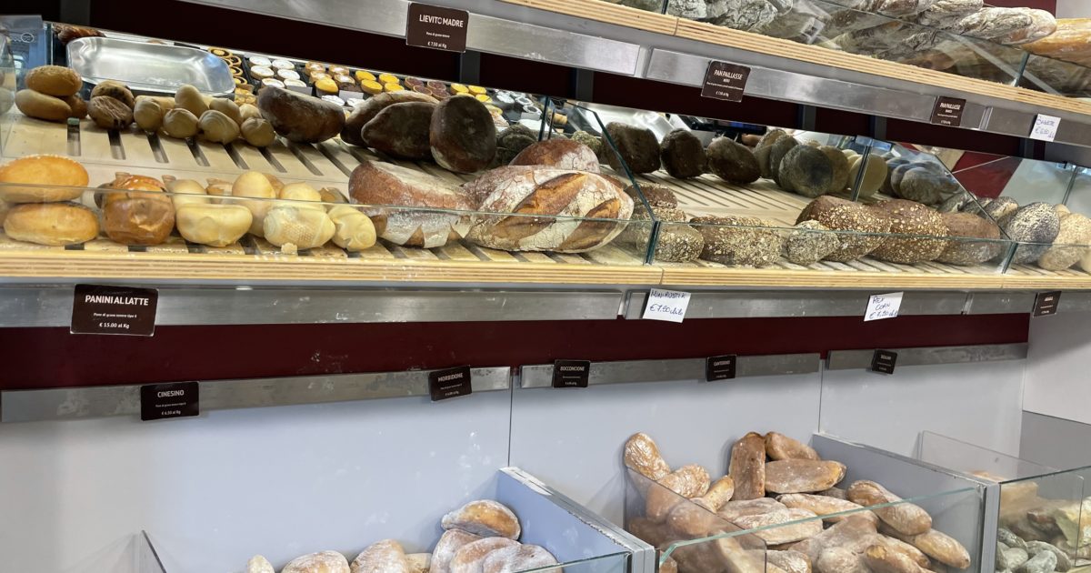 “Il taglio del pane costa 20 centesimi in più”: il cartello in una panetteria di Milano fa scoppiare la polemica sui social