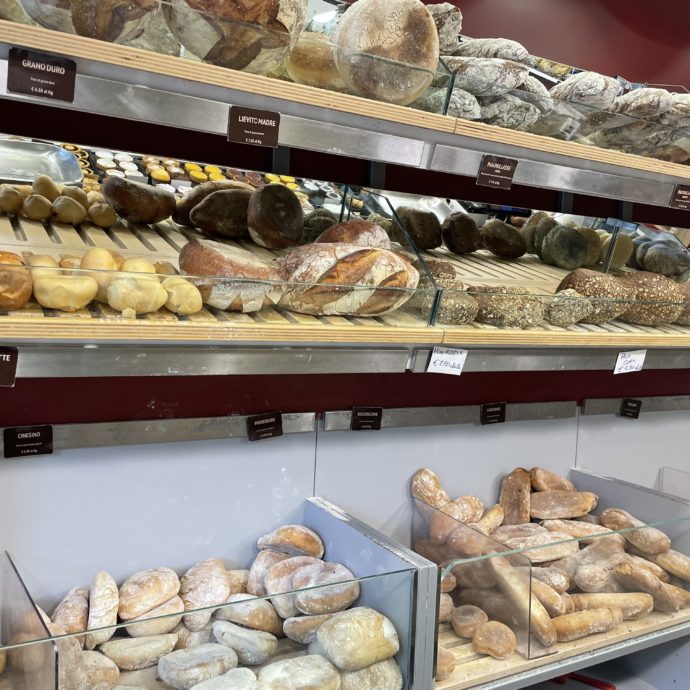 “Il taglio del pane costa 20 centesimi in più”: il cartello in una panetteria di Milano fa scoppiare la polemica sui social