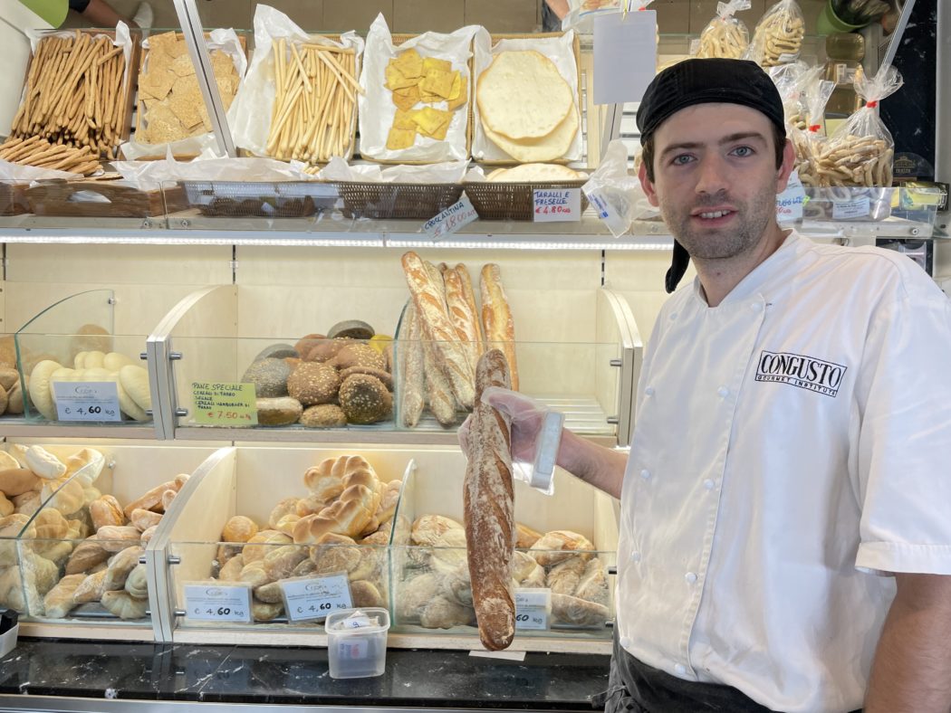 Nella panetteria dove lavora Francesco Pone, un chilo di pane costa 4,60 euro