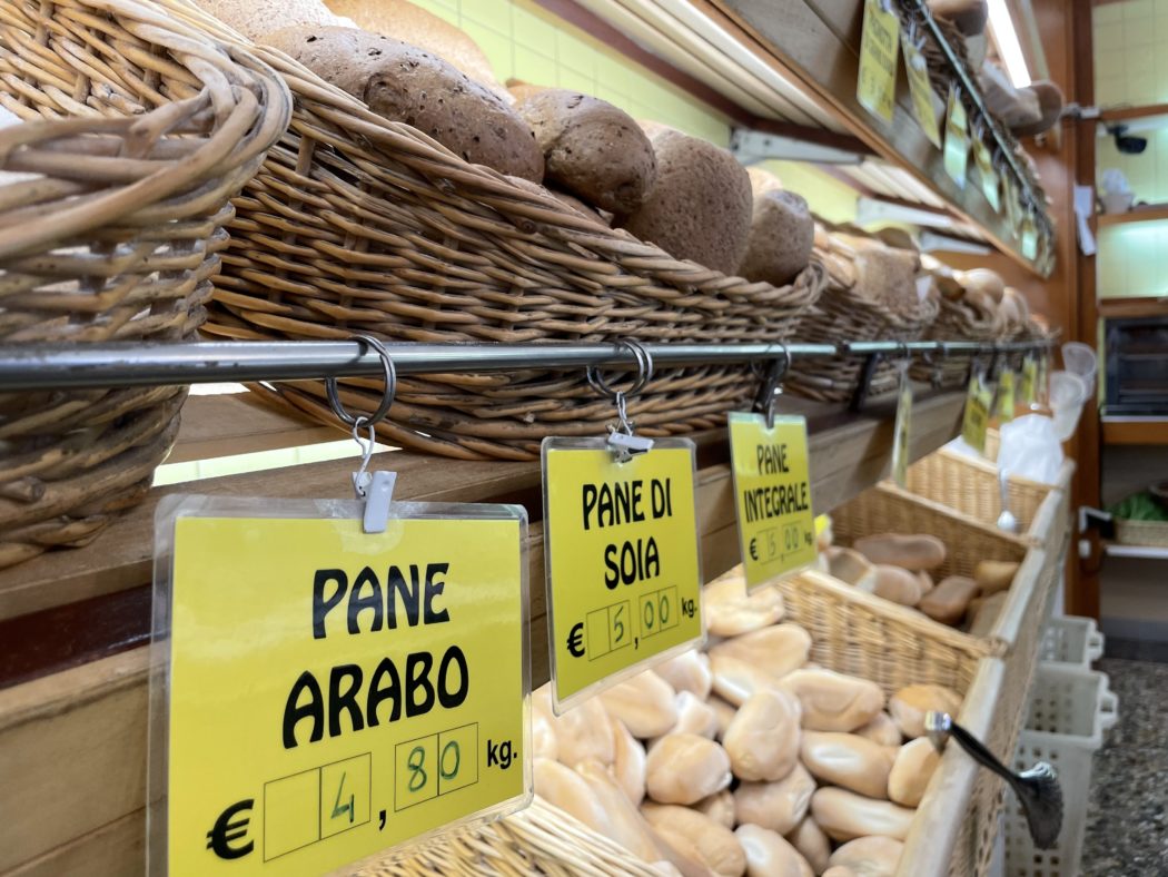Il prezzo del pane arriva a 4,80 euro. Dopo la pausa estiva il panificio ha deciso un aumento di 10 centesimi per ogni chilo di pane