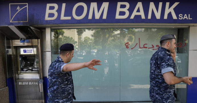 Beirut, in banca con una pistola per “ritirare” i suoi soldi bloccati e necessari per curare la sorella. Giovane diventa un’eroina in Libano