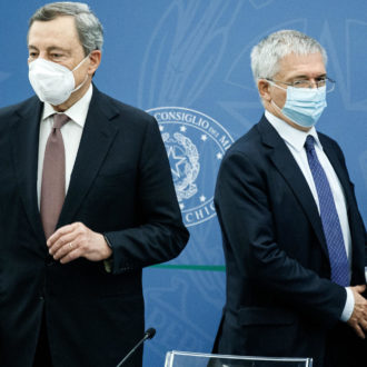 Copertina di Chi è la “manina” dei megastipendi ai manager pubblici? Il Fatto di domani 15 settembre