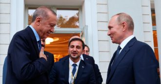 Copertina di Erdogan guarda a Putin per aumentare consensi in vista delle elezioni. Dagli sconti sul gas alla centrale nucleare: ecco la sua strategia