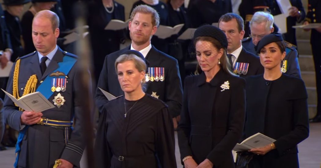 Regina Elisabetta, le lacrime di William e Meghan alla camera ardente – VIDEO