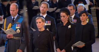 Copertina di Regina Elisabetta, le lacrime di William e Meghan alla camera ardente – VIDEO