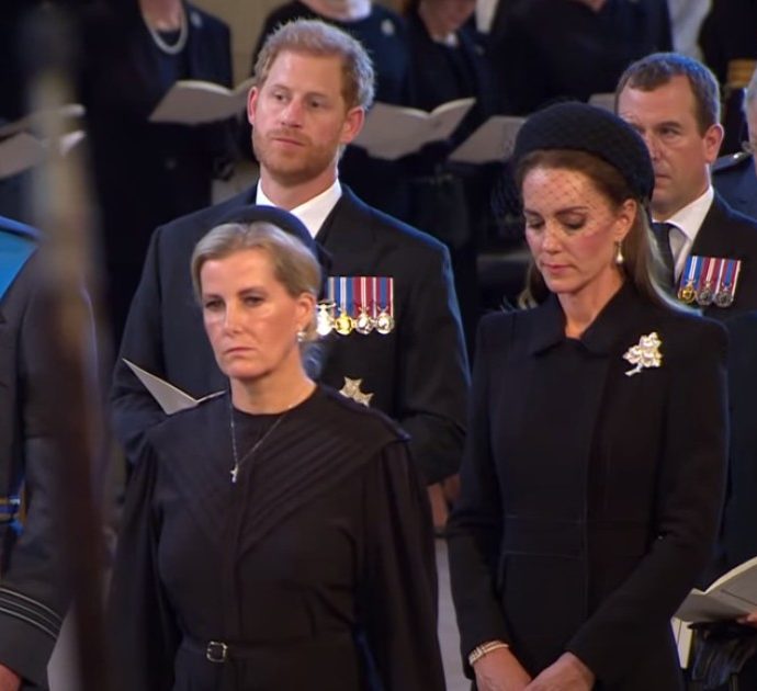 Regina Elisabetta, le lacrime di William e Meghan alla camera ardente – VIDEO