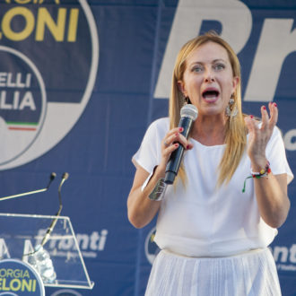 Copertina di Meloni, la Fiamma di governo sulle ceneri della Carta