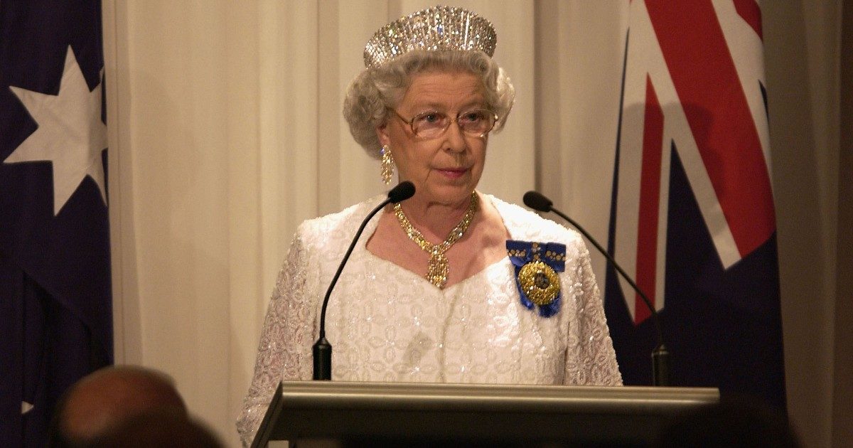 La corona della Regina Elisabetta trafugata dai servizi segreti e quella con 1333 diamanti: tutti i restroscena della collezione di diademi della Sovrana