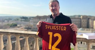 Copertina di Sylvester Stallone tifa Roma: la foto con la maglia giallorossa. E i tifosi: “Prenderebbe meno gialli di Mancini”