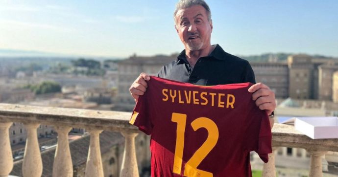 Sylvester Stallone tifa Roma: la foto con la maglia giallorossa. E i tifosi: “Prenderebbe meno gialli di Mancini”
