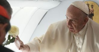 Bergoglio: “No alla politica delle poltrone. Dialogo con la Russia? Puzza, ma si deve fare”. Il no sull’eutanasia: “Uccidere non è umano’