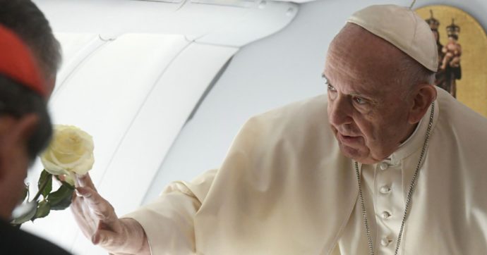 Bergoglio: “No alla politica delle poltrone. Dialogo con la Russia? Puzza, ma si deve fare”. Il no sull’eutanasia: “Uccidere non è umano’