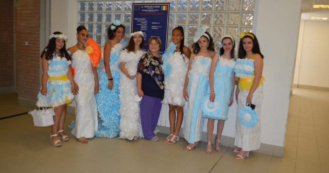 Scuola, ad Acerra le mascherine inutilizzate diventano abiti: è il progetto Ti (S)Maschero io