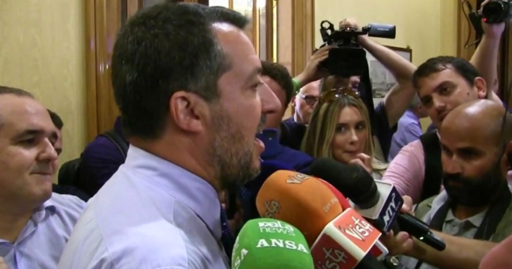 Salvini prende in giro Di Maio: “È il ministro degli Esteri in carica e passa il tempo a svolazzare in pizzeria”. E i giornalisti ridono – Video