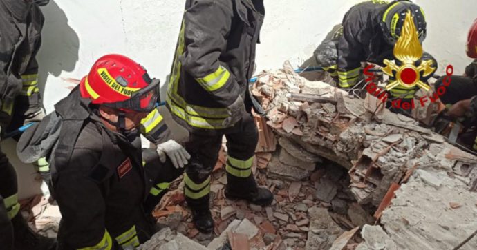 Incidenti sul lavoro, a Taranto crolla il solaio di una palazzina e travolge due operai: uno è morto