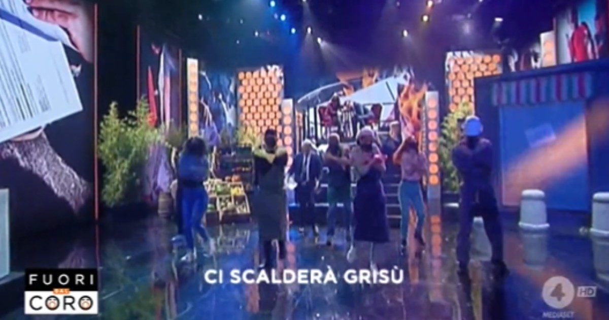 Fuori dal Coro, Mario Giordano canta e balla: “Draghi ci illudeva e il tetto non c’è più, gli aiuti non arriveranno, ci scalderà Grisù”. Ecco cosa è accaduto