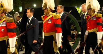 Copertina di Regina Elisabetta, prove generali in notturna per i funerali della Sovrana: Londra “invasa” da corpi militari – Video