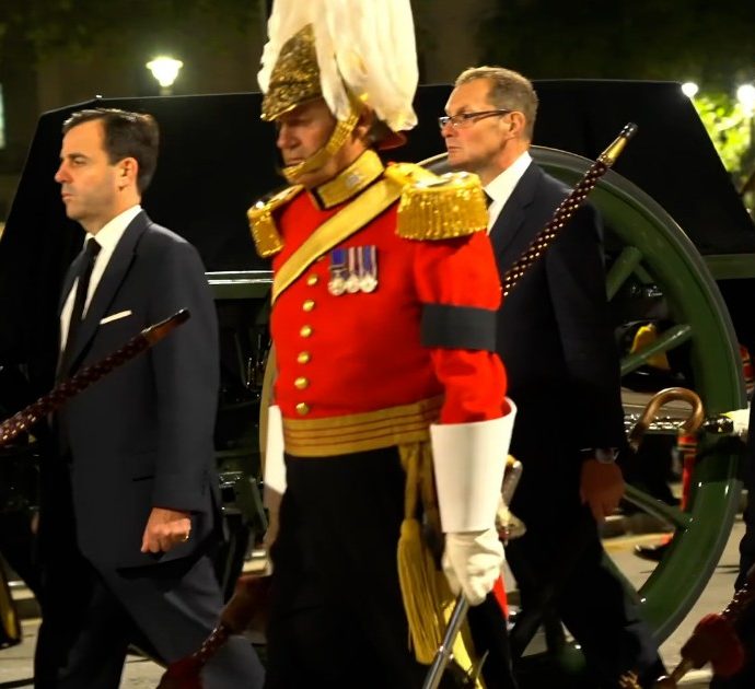Regina Elisabetta, prove generali in notturna per i funerali della Sovrana: Londra “invasa” da corpi militari – Video