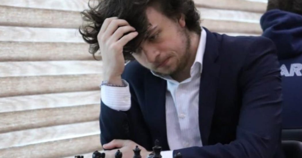 Hans Niemann, lo scacchista accusato di aver barato con un vibratore anale è stato sottoposto ad una “scansione” del lato B: il video