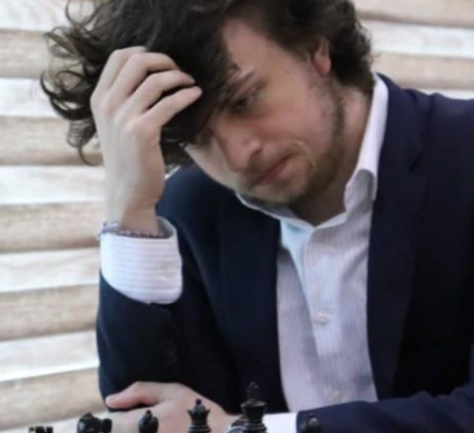 Hans Niemann, lo scacchista accusato di aver barato con un vibratore anale è stato sottoposto ad una “scansione” del lato B: il video