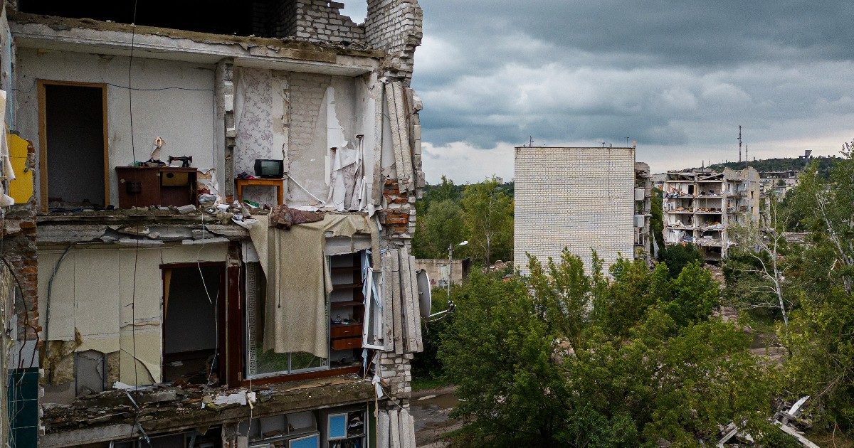 Ucraina: “I russi si ritirano da villaggi nella regione di Zaporizhzhia”. Von der Leyen in visita a Kiev. Zelensky: “Una fossa comune a Izyum”