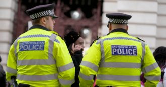 Copertina di Londra, due poliziotti accoltellati: arrestato un uomo. Scotland Yard esclude la pista terroristica