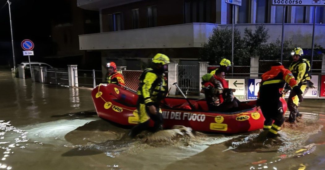 Alluvione nelle Marche, il dolore della madre di Andrea: “Lui, mio marito e il vicino morti come topi dentro il garage”