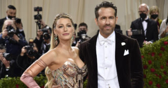 Copertina di Ryan Reynolds e Blake Lively aspettano il quarto figlio. Dopo l’operazione subita da lui, la felicità annunciata dall’attrice