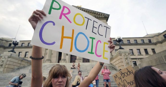 Il diritto all’aborto non sarà abolito, ma la strada per esercitarlo sarà sempre più tortuosa