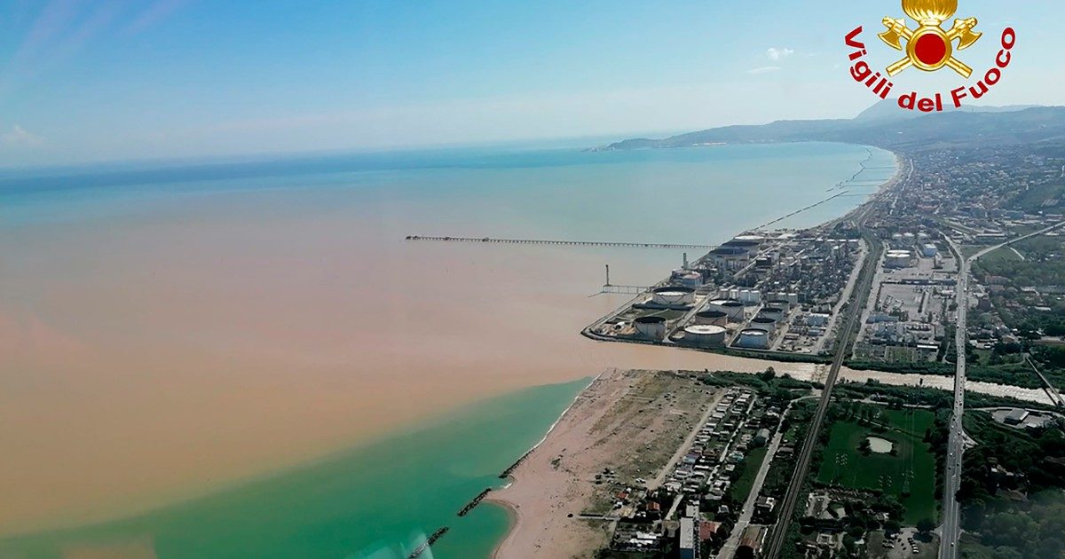Alluvione Marche, il piano per mitigare gli effetti dei cambiamenti climatici è fermo dal 2017: Italia unico paese Ue a non averlo approvato
