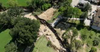 Copertina di Alluvione nelle Marche, crolla un ponte sul fiume Misa il drone in volo su Arcevia. Le immagini aeree dall’entroterra
