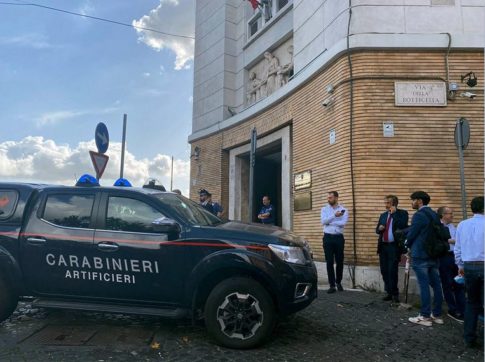 Telefonata segnala bomba al ministero della Salute: evacuati i dipendenti. Speranza: “Allarme rientrato”
