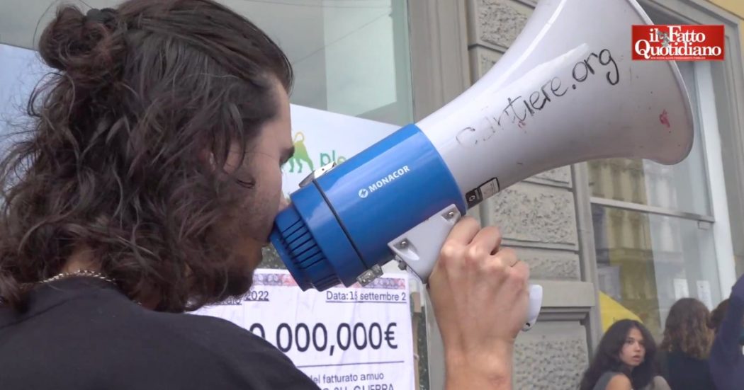 Crisi climatica, la protesta degli studenti: “I responsabili sono quelli che hanno fatto profitti record. La devono pagare loro”