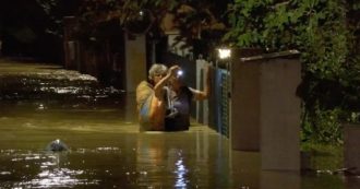 Copertina di Alluvione nelle Marche, case senza corrente e strade invase dall’acqua. Centinaia di persone bloccate in casa: i soccorsi a Senigallia