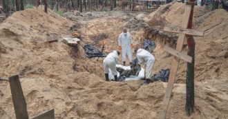 Copertina di Fosse comuni a Izyum: 440 corpi martoriati