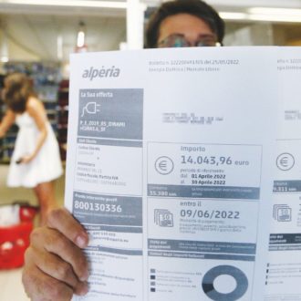 Copertina di Fmi: “L’impatto del caro-energia sulle famiglie italiane è di 450 euro, ma può arrivare a 2.270. Timori di recessione per l’Eurozona”