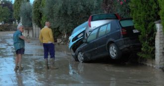 Copertina di Alluvione nelle Marche, almeno 4 vittime a Pianello di Ostra. L’alba nel paese dell’entroterra devastato dall’acqua (video)