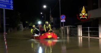 Copertina di Crisi climatica, alluvione nelle Marche: a Senigallia i vigili del fuoco salvano le persone con i gommoni – Le immagini