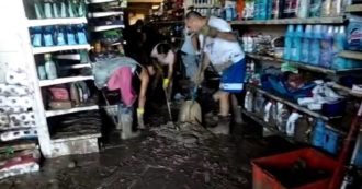 Copertina di Alluvione nelle Marche, a Pianello d’Ostra volontari e cittadini puliscono il fango da case e negozi (video)