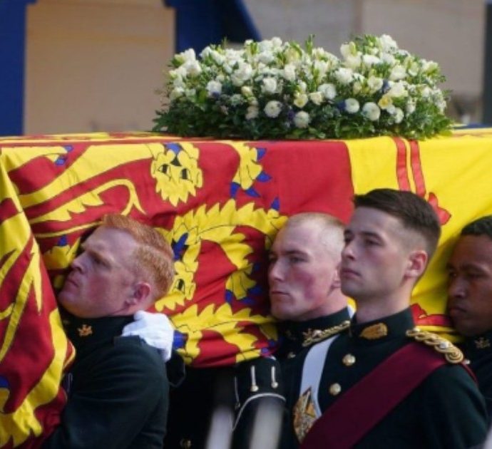 Funerali regina Elisabetta, la sovrana ha scelto personalmente i fiori per la sua bara: ecco il significato di mirto, quercia e rosmarino