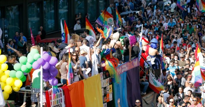 Europride 2022, corteo arcobaleno partito a Belgrado nonostante il divieto del ministero dell’Interno. Il ruolo della premier Brnabic