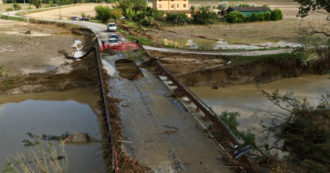 Copertina di Alluvione Marche, si apre una voragine sul ponte: strada chiusa a Ostra – Video