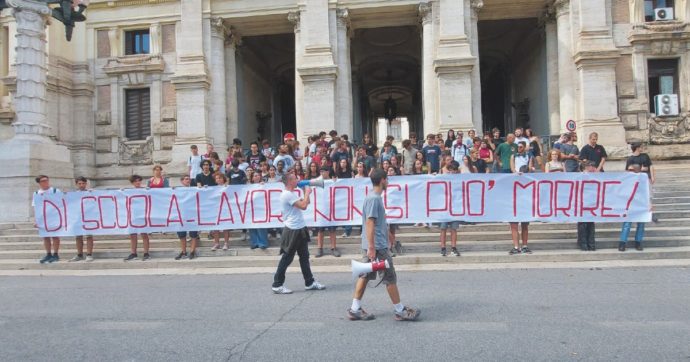 Copertina di 18enne morto in alternanza scuola-lavoro. Sit-in e proteste degli studenti: “Ascoltateci”