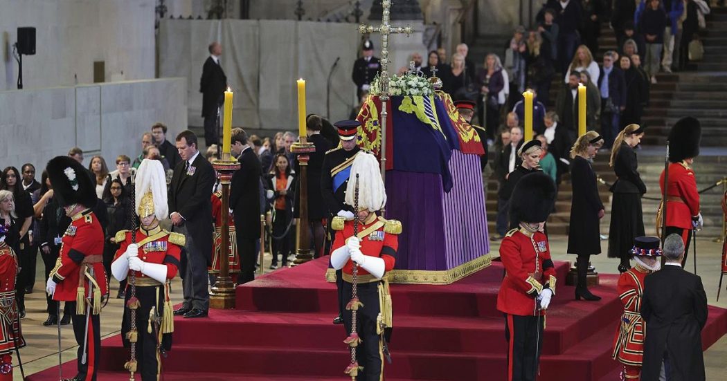 Regina Elisabetta, 15 minuti a capo chino per gli otto nipoti della sovrana